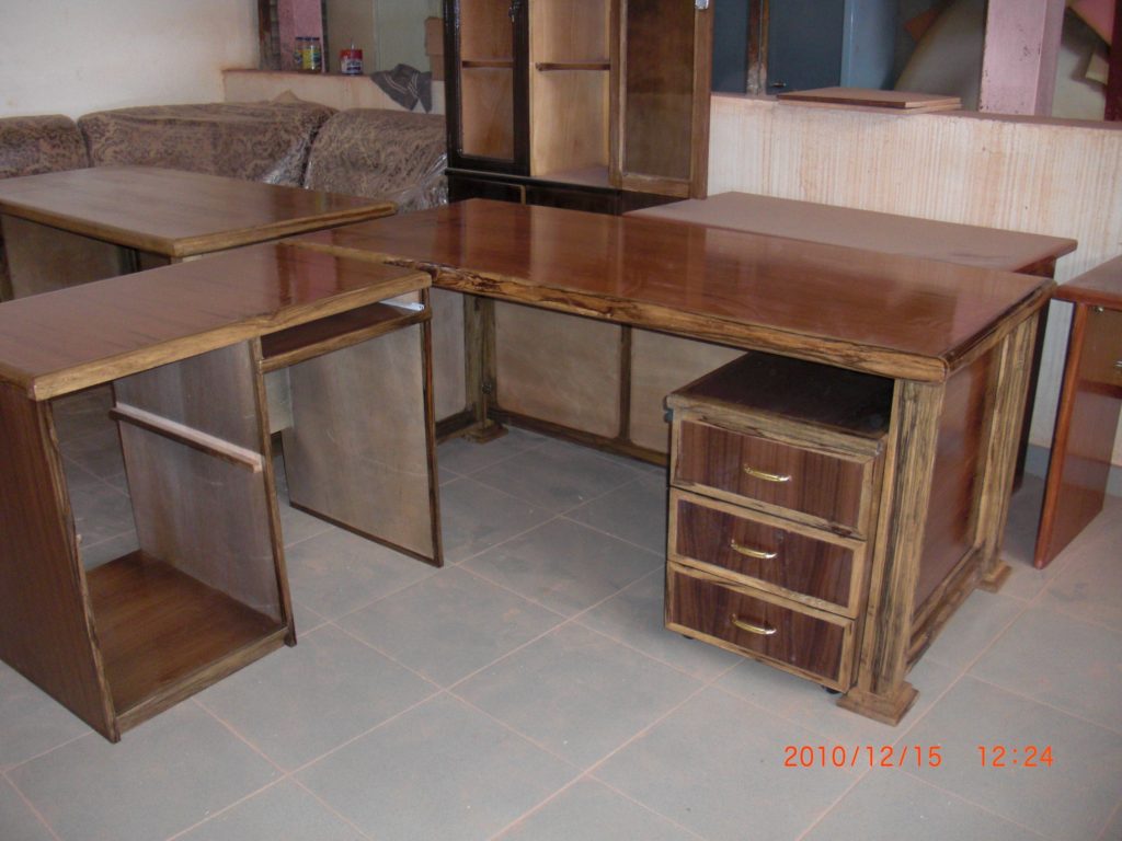 Bureau vintage avec plateau en bois et piètement en métal vert – Cartel de  Belleville